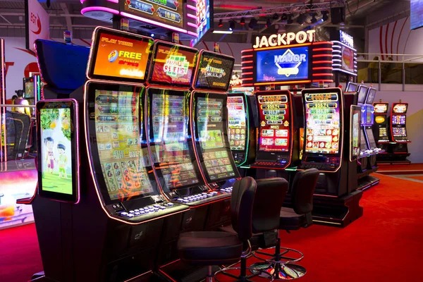 Mobile live-dealer lobby interface on mahkota4d